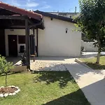 Small House Nea In City Center-With Free Parking